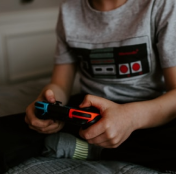 umagem de um garoto jogando videogame